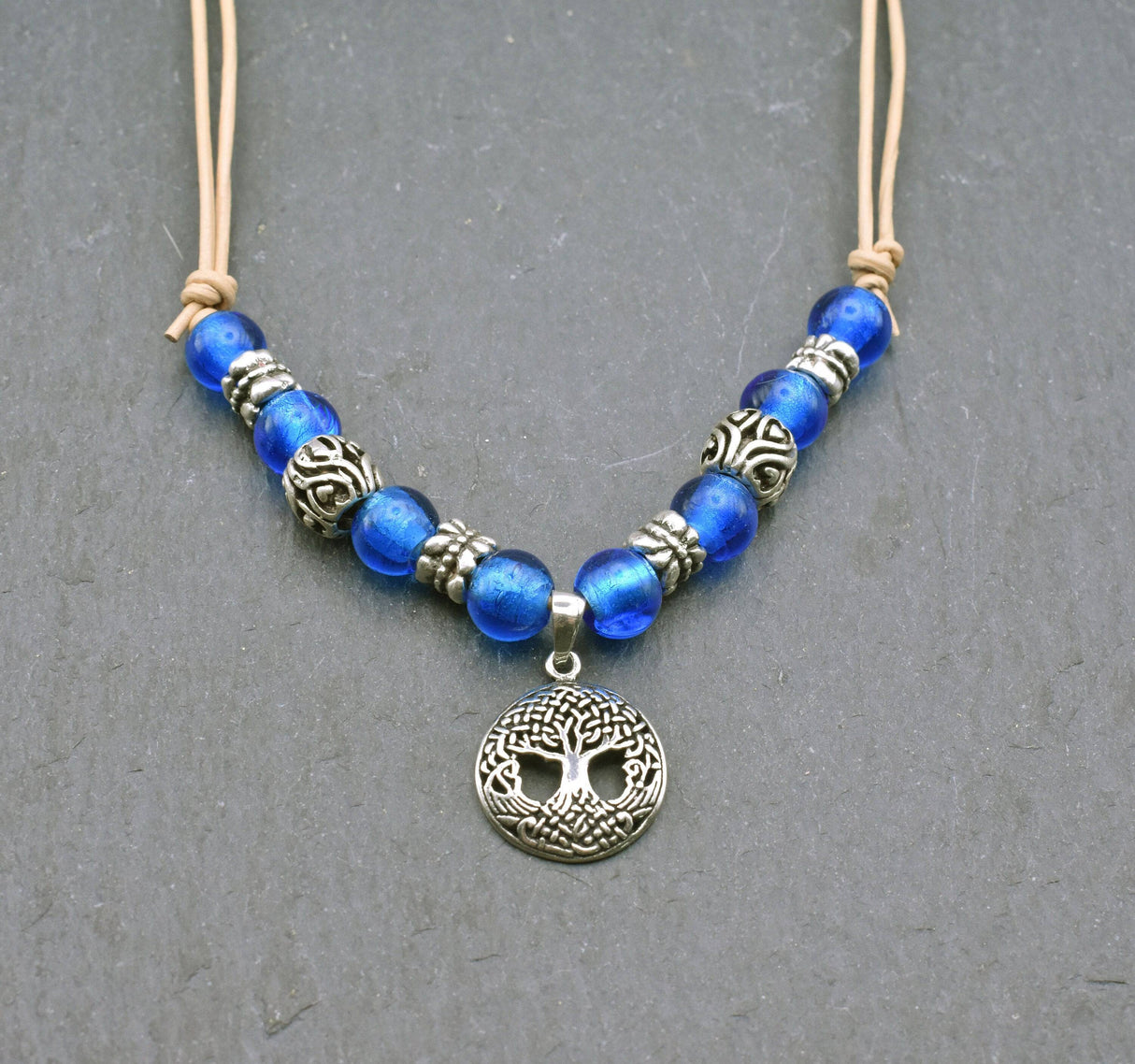 Glasperlenkette mit Yggdrasil mit blauen Glasperlen