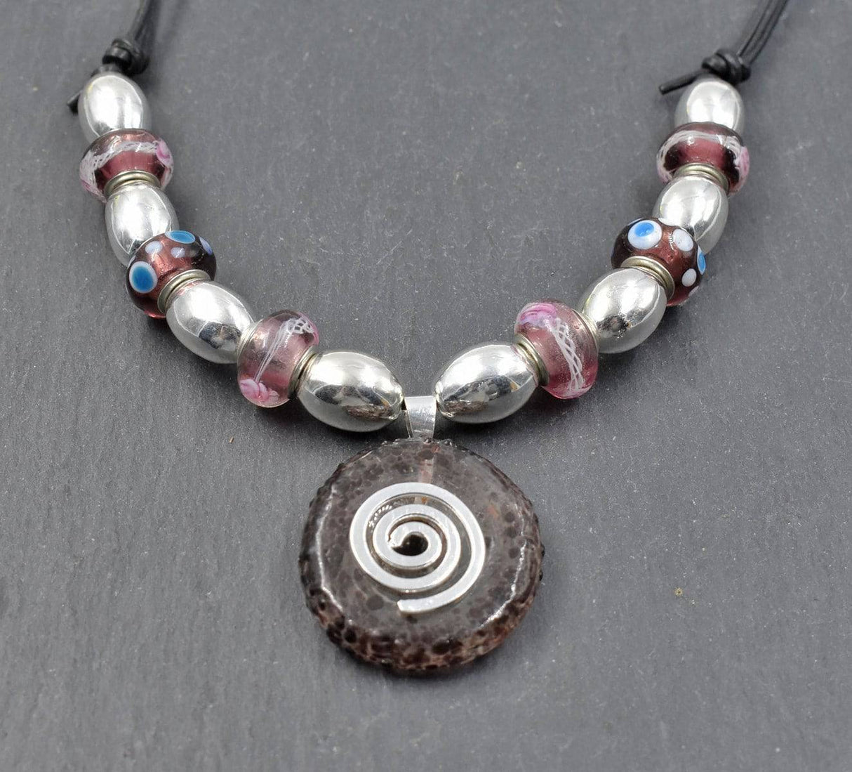 Glasdonut Kette in Flieder und Silber auf einem verstellbaren Lederband