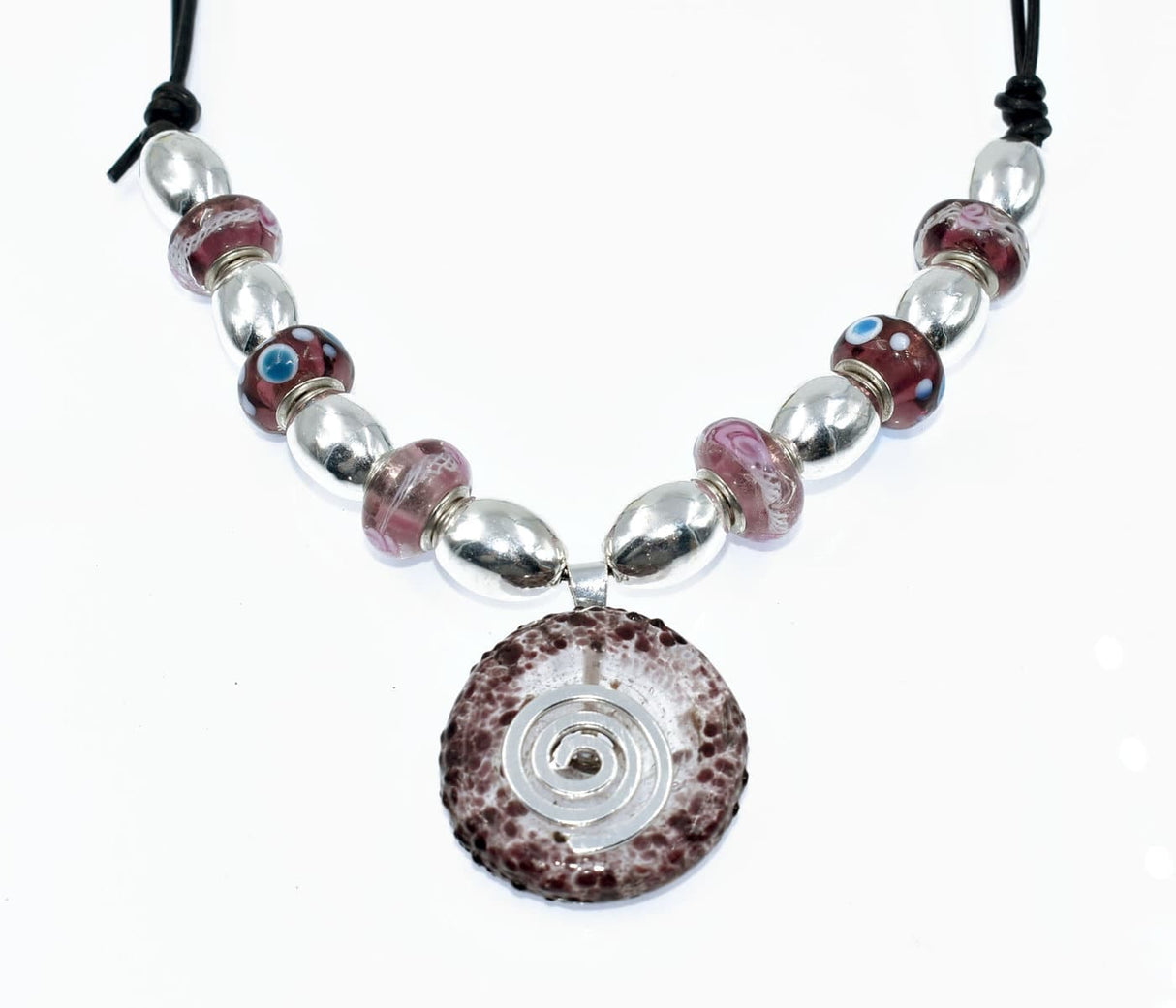 Glasdonut Kette in Flieder und Silber auf einem verstellbaren Lederband