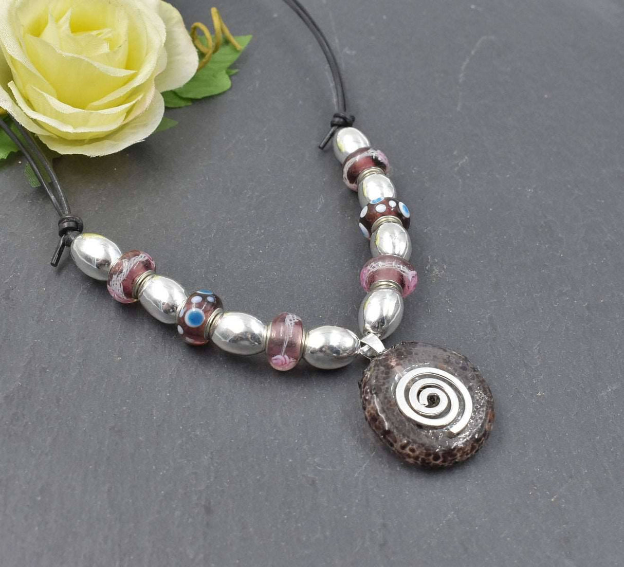 Glasdonut Kette in Flieder und Silber auf einem verstellbaren Lederband