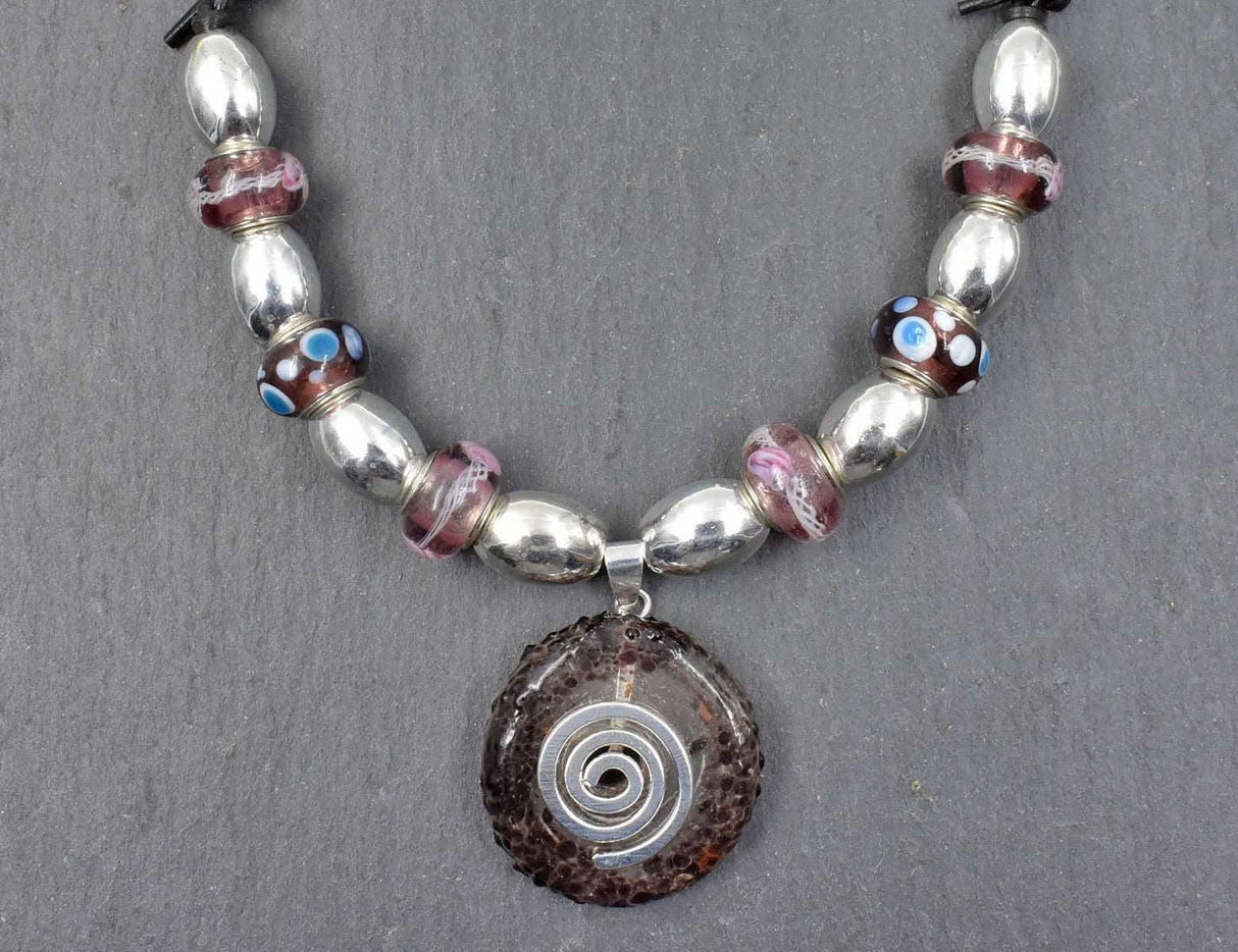 Rückseite der Glasdonut Kette in Flieder und Silber auf einem verstellbaren Lederband