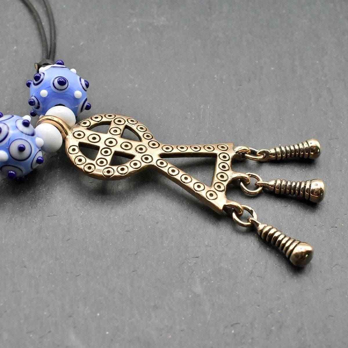 Keltische Glasperlenkette mit Radkreuzanhänger - 3 Ausführungen