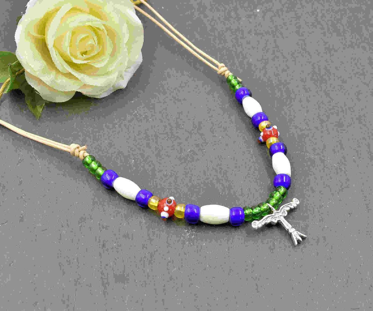 Bunte Glasperlenkette mit Irminsul mit Glas- und Knochenperlen auf einem naturfarbenen Lederband