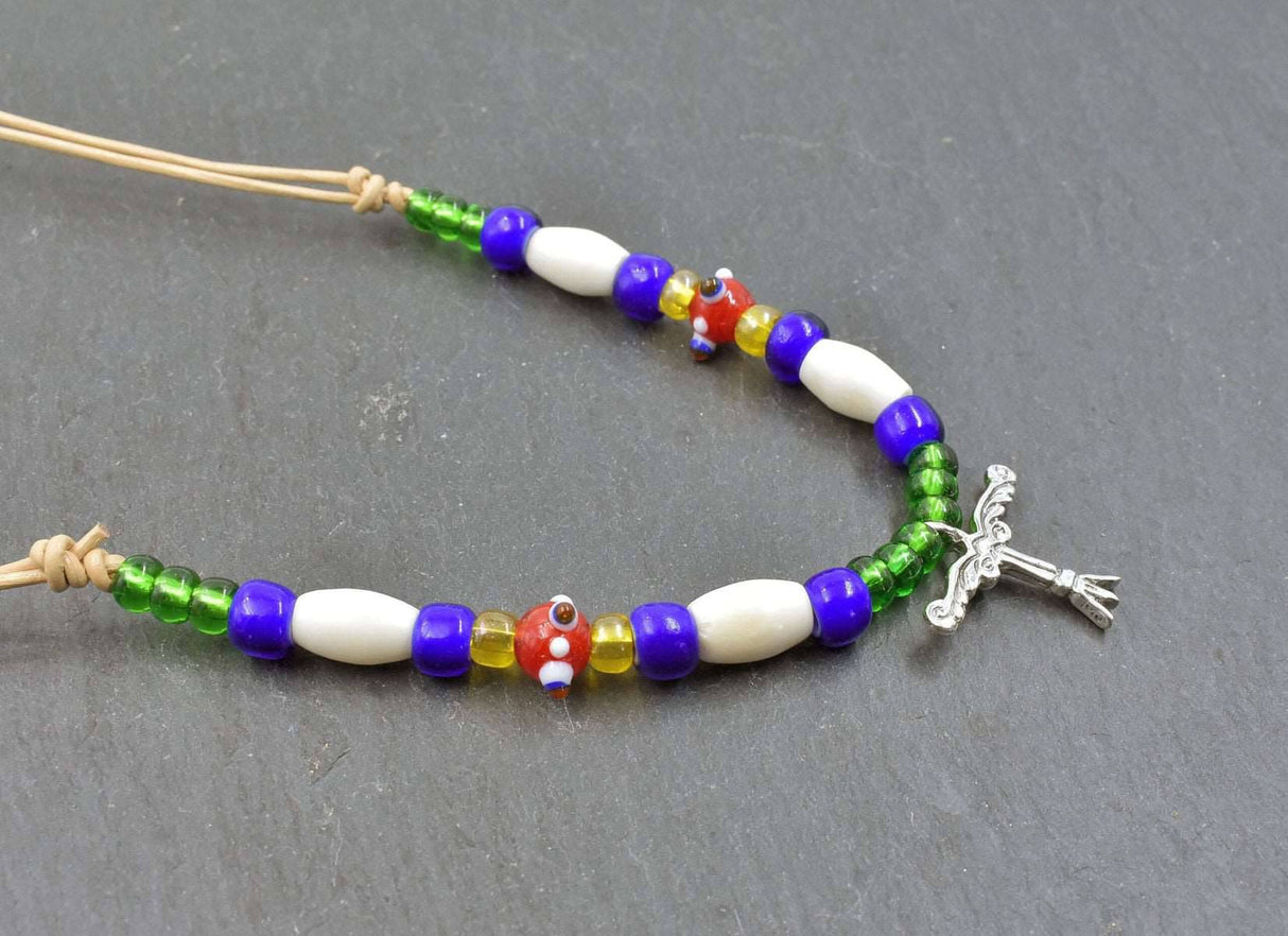 Bunte Glasperlenkette mit Irminsul mit Glas- und Knochenperlen auf einem naturfarbenen Lederband