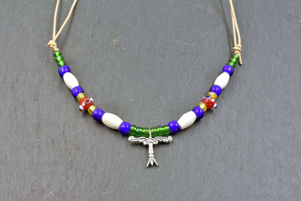 Bunte Glasperlenkette mit Irminsul mit Glas- und Knochenperlen auf einem naturfarbenen Lederband