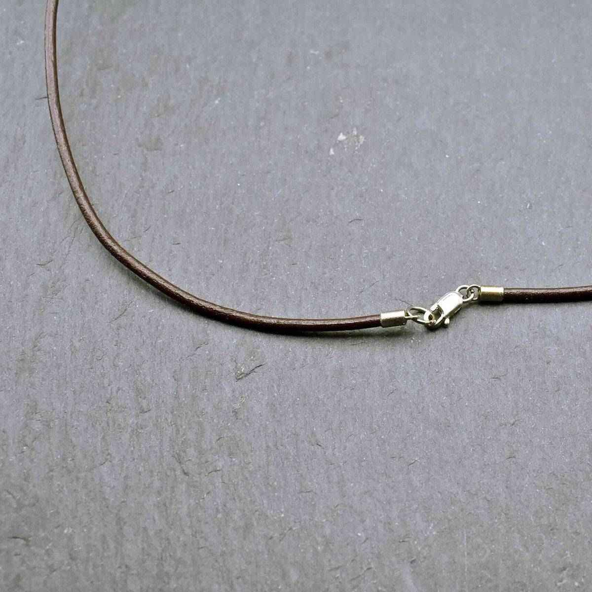 Sommerliche Muschelkette mit roten Glasperlen