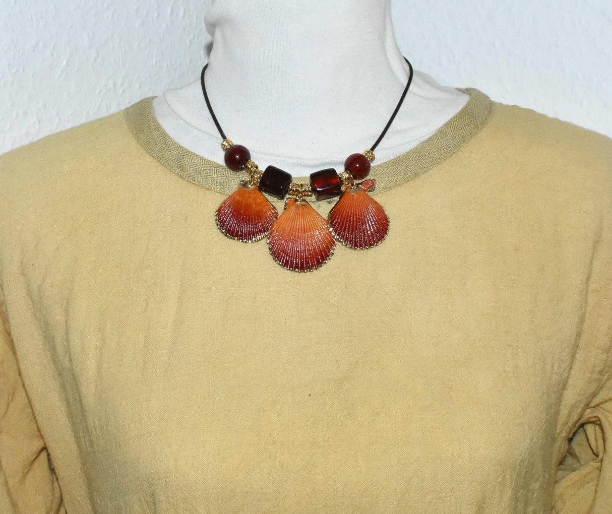 Tragebild Sommerliche Muschelkette mit roten Glasperlen