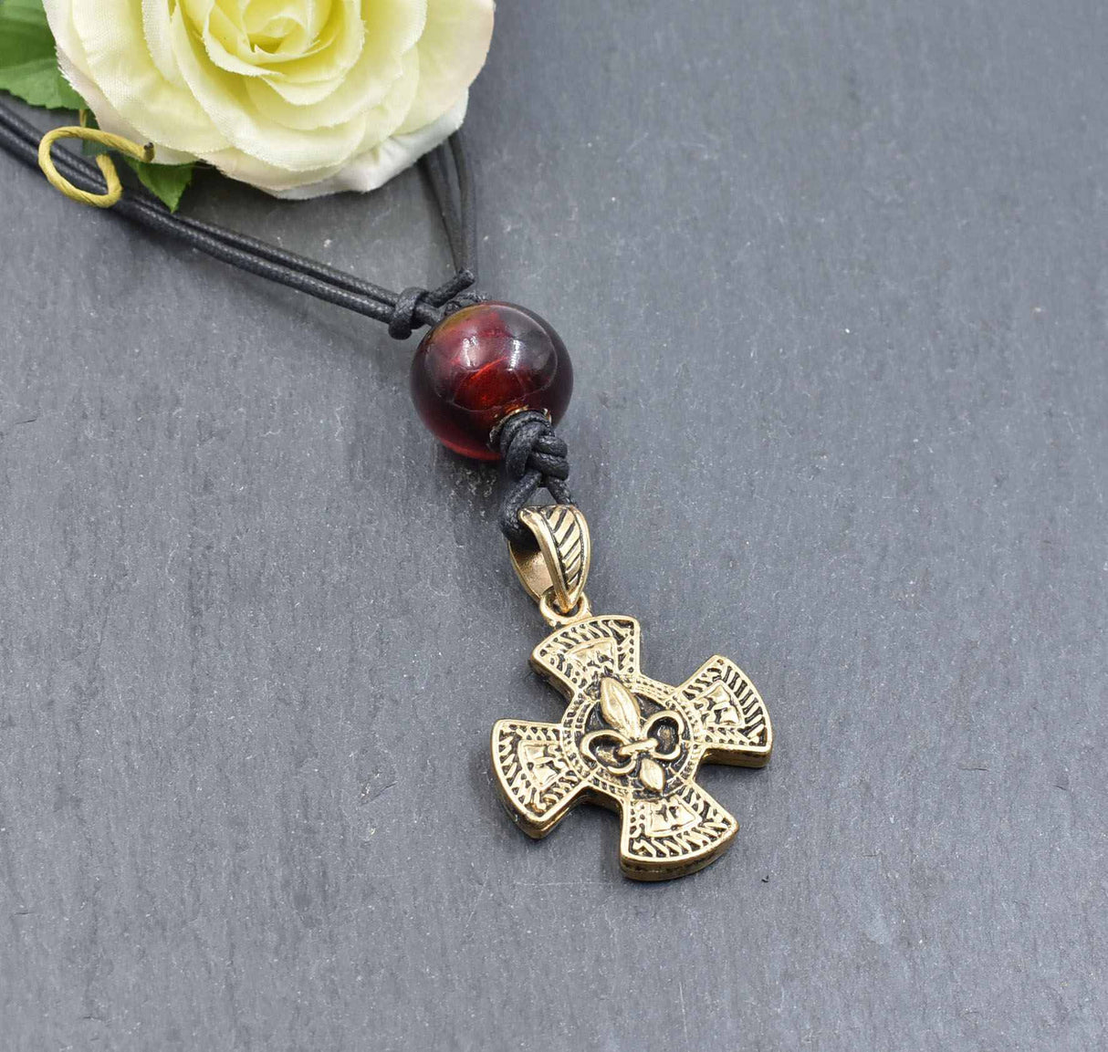 Merowinger Kette Fleur de Lys golden mit roter Perle