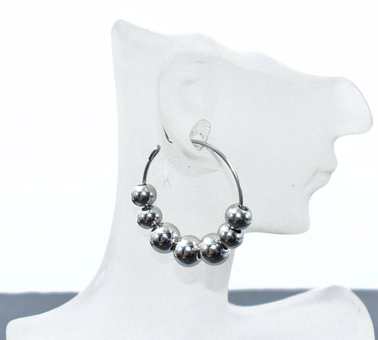 Edelstahl Kreolen mit losen Kugeln an einer Büste