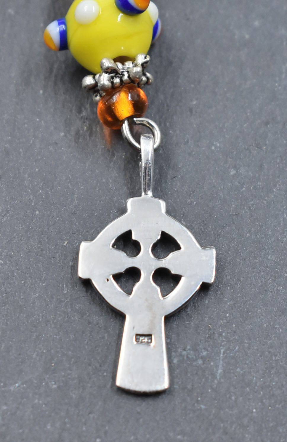 Rückseite der Creolen mit Keltenkreuz mit gelben Lampwork Perlen