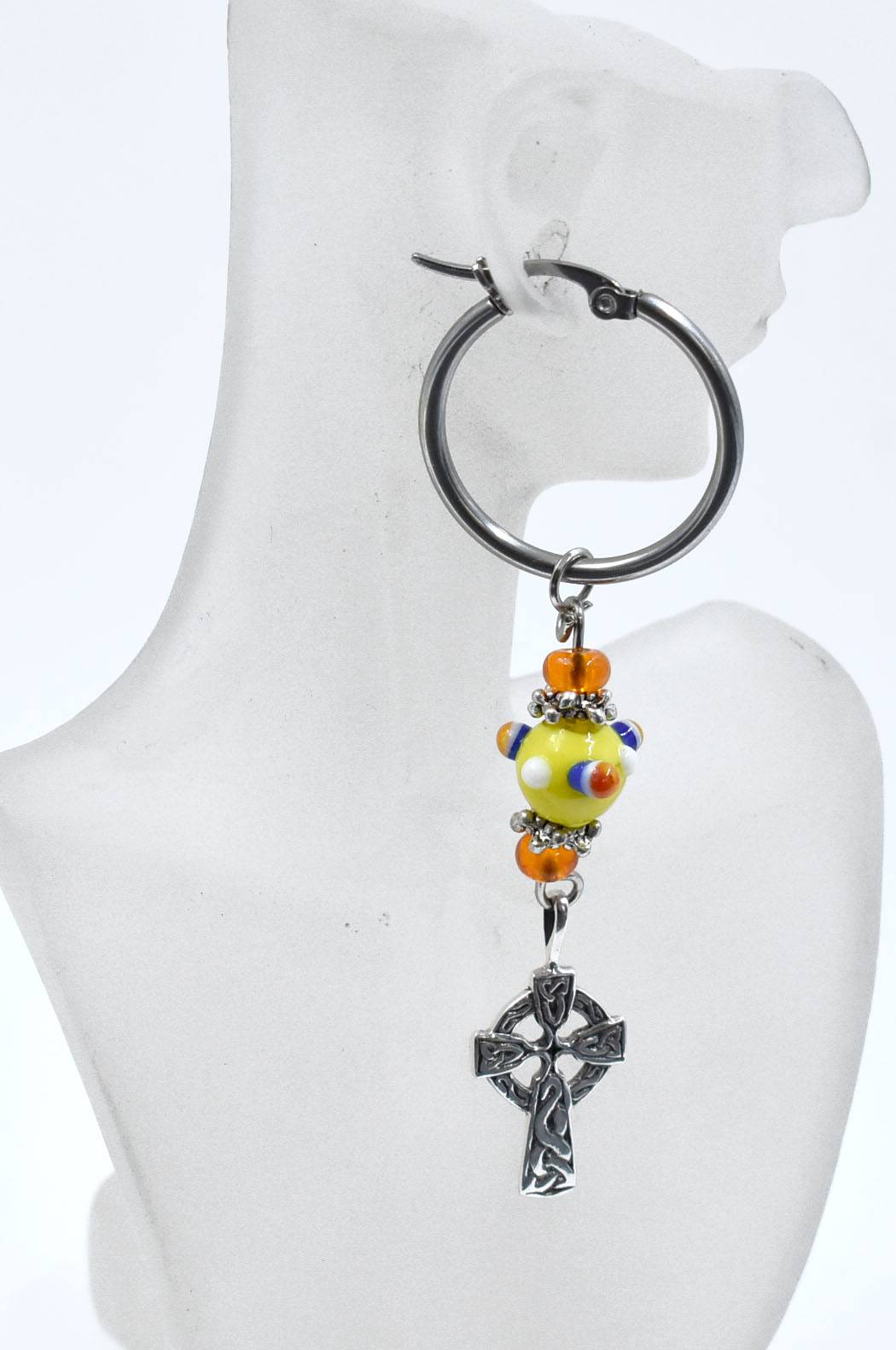 Creolen mit Keltenkreuz mit gelben Lampwork Perlen an einer Büste