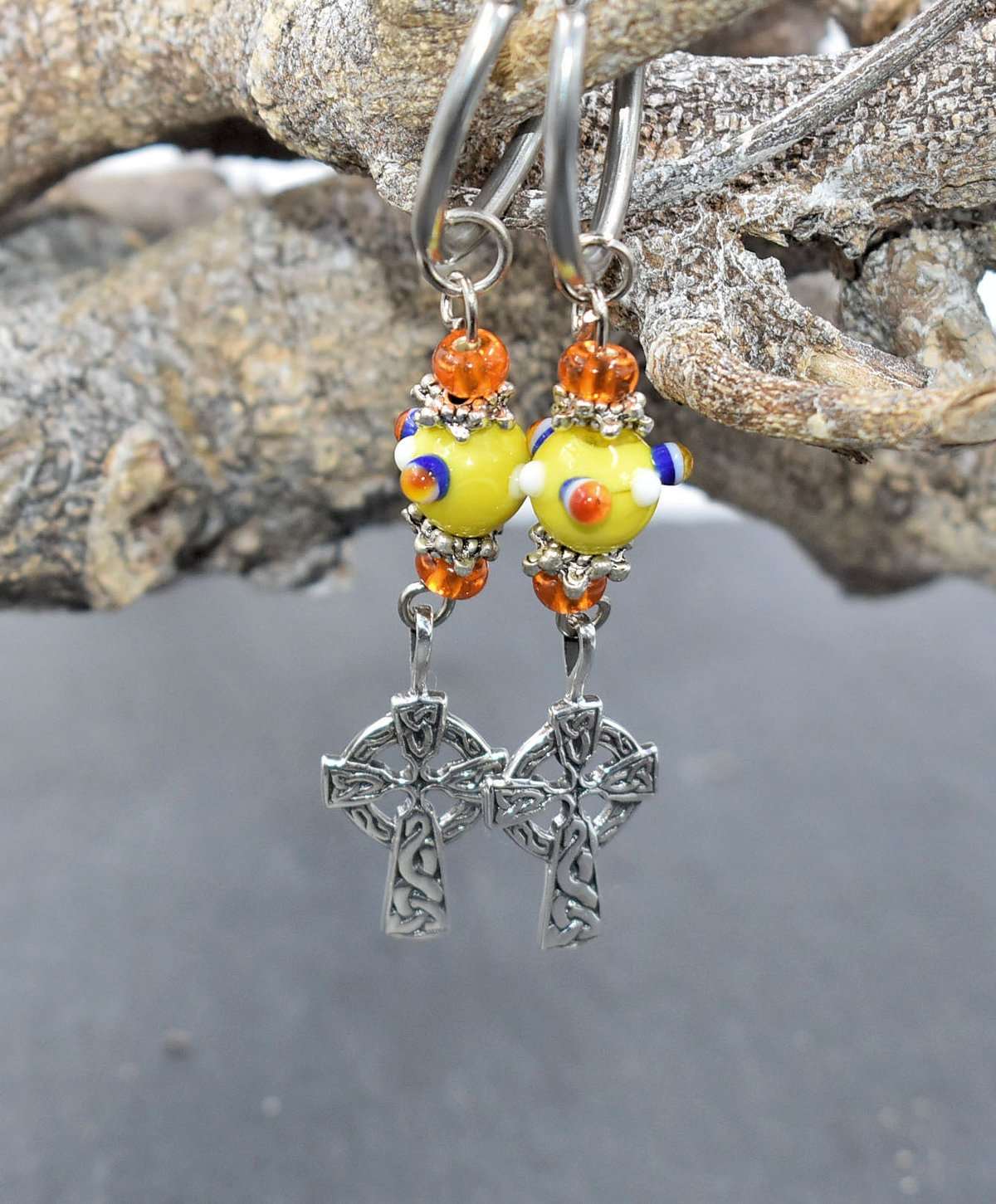 Creolen mit Keltenkreuz mit gelben Lampwork Perlen an einem Ast