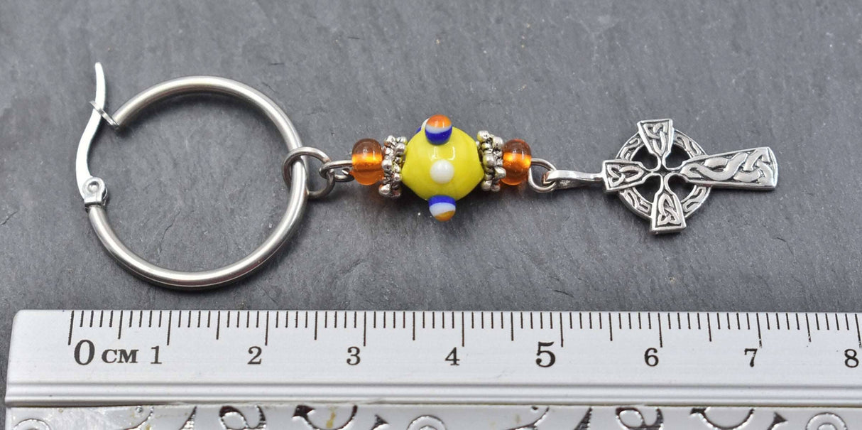 Maße der Creolen mit Keltenkreuz mit gelben Lampwork Perlen