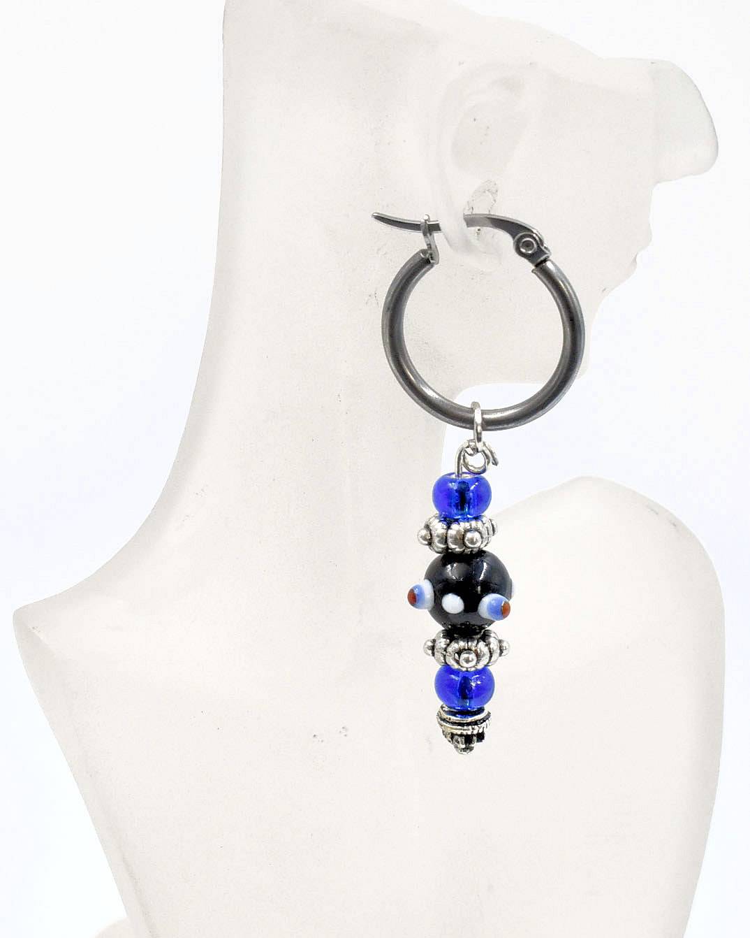 Creolen mit Lampwork Anhänger in schwarz und blau auf einer Büste