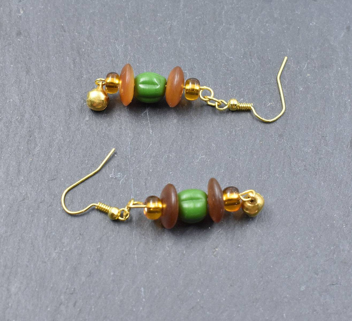 Ohrringe mit Hornperlen und grüner Meloneperle