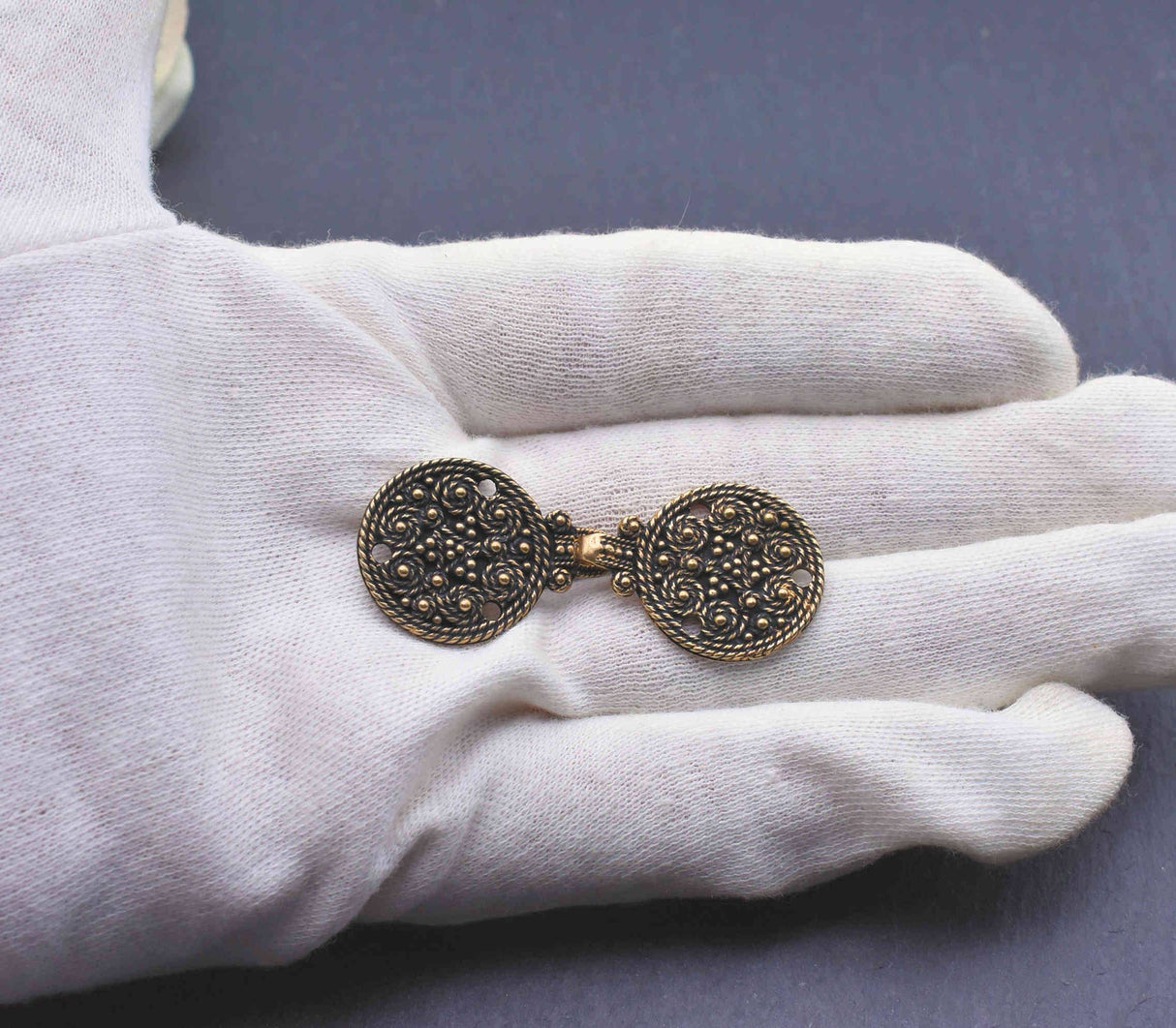 Birka Gewandschließe im Granulationstechnik auf der Hand