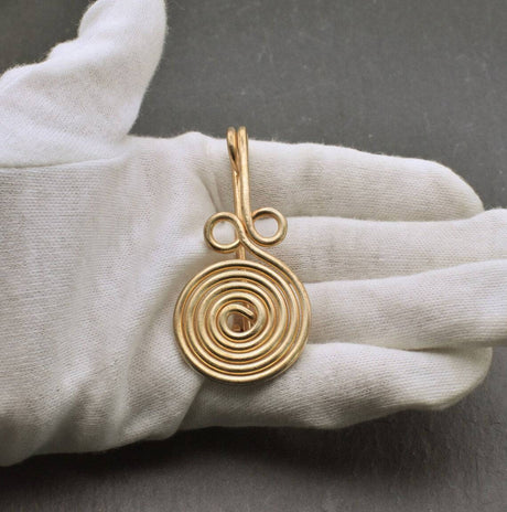 Bronzezeitliche Spiralfibel auf der Hand