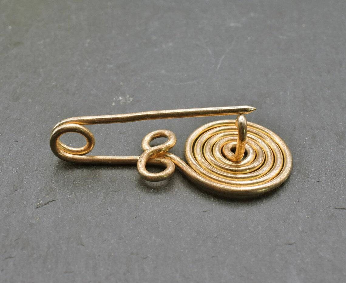 Rückseite der Bronzezeitliche Spiralfibel mit geöffneter Nadel