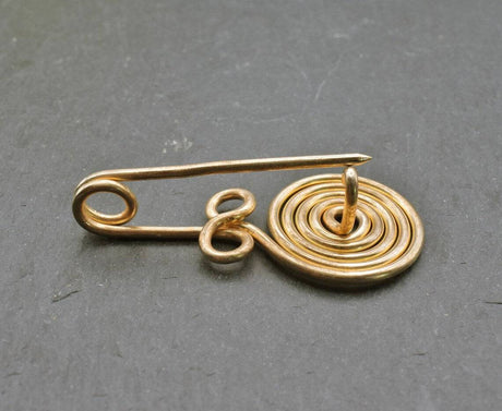 Rückseite der Bronzezeitliche Spiralfibel mit geöffneter Nadel