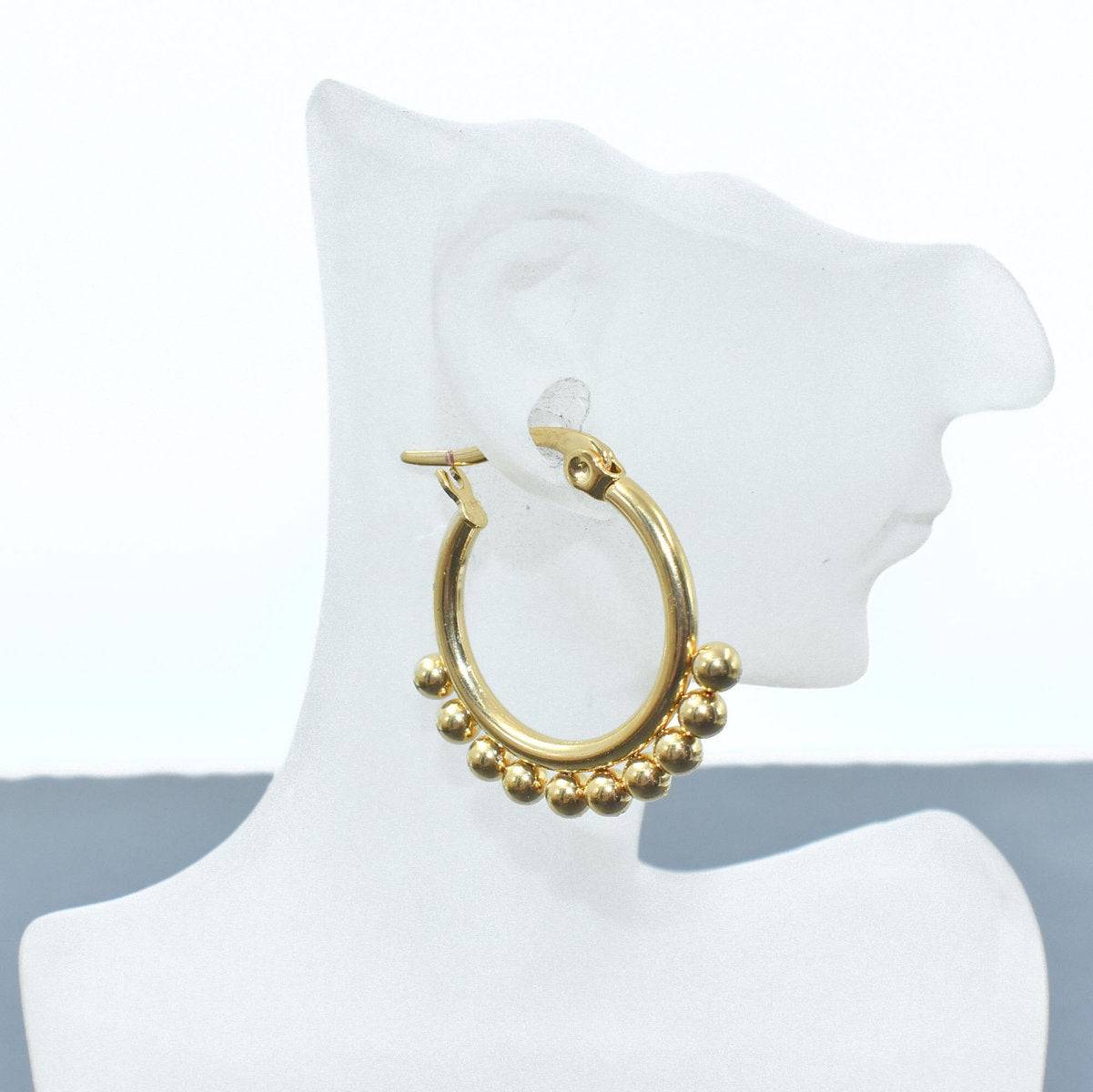 Edelstahl Creolen mit kleinen Kugeln an einer Büste