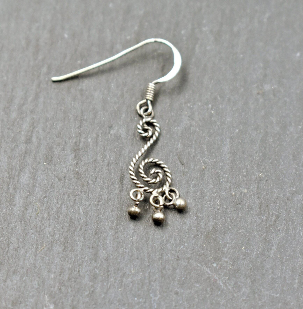 Silberne keltische Ohrhänger liegend auf einer Schieferplatte