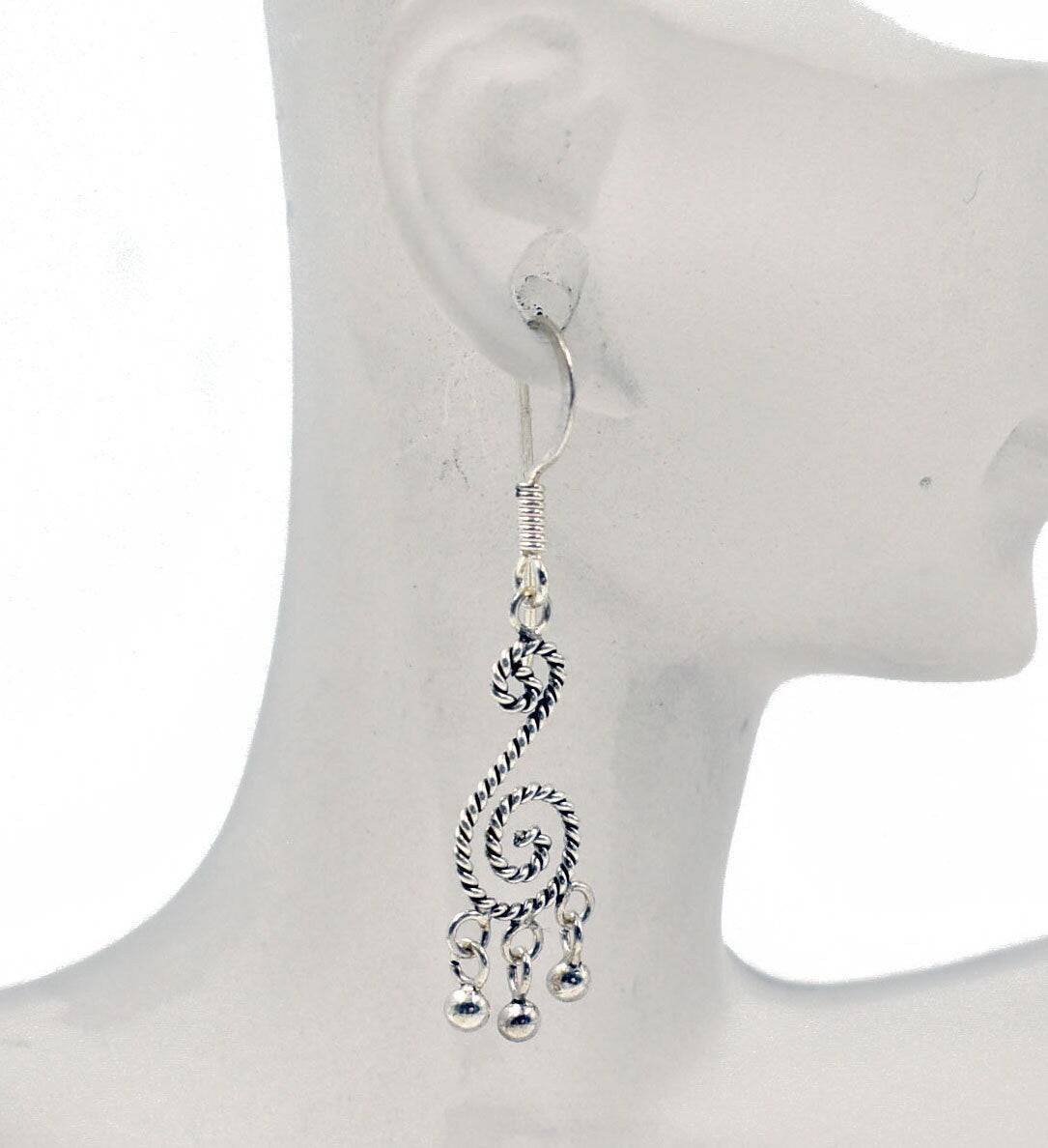 Silberne keltische Ohrhänger liegend auf einer Schieferplatte