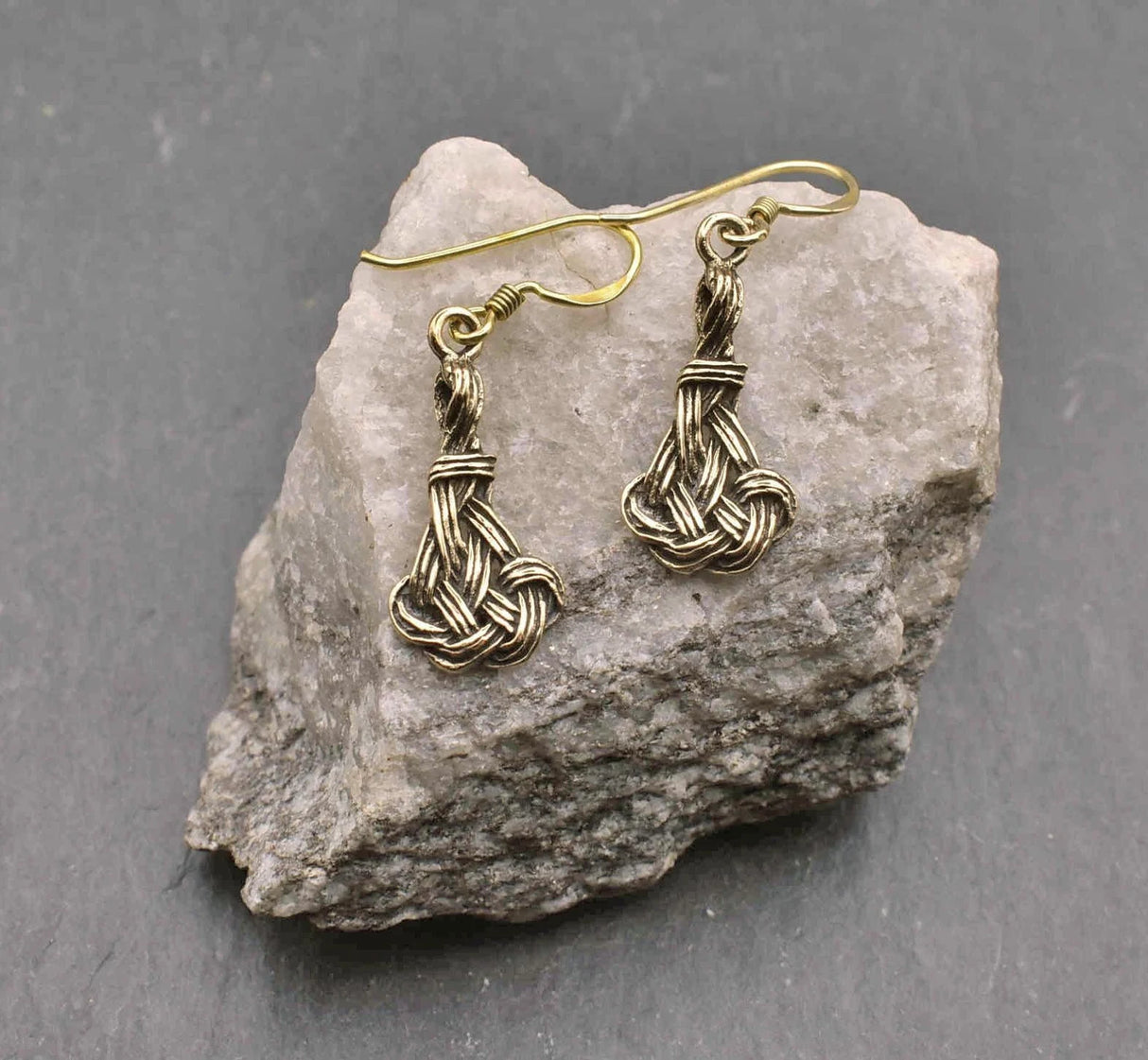 Keltische Knoten Ohrringe ASRUN aus Bronze auf einem Stein