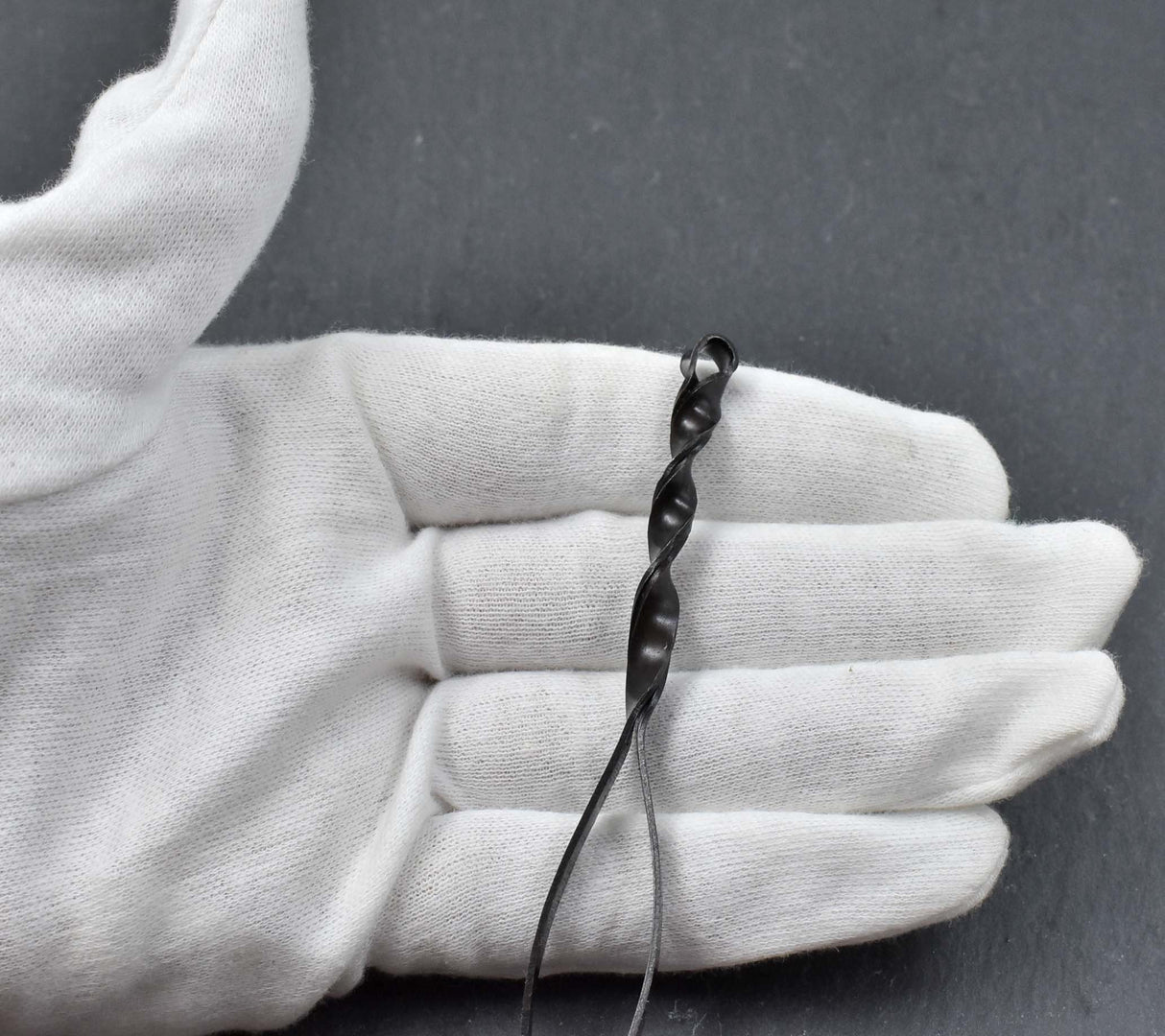 Handgeschmiedete, mittelalterliche Pinzette aus Eisen - voll funktionsfähig und stillvoll fürs Reenactment - auf der Hand zum Größenvergleich