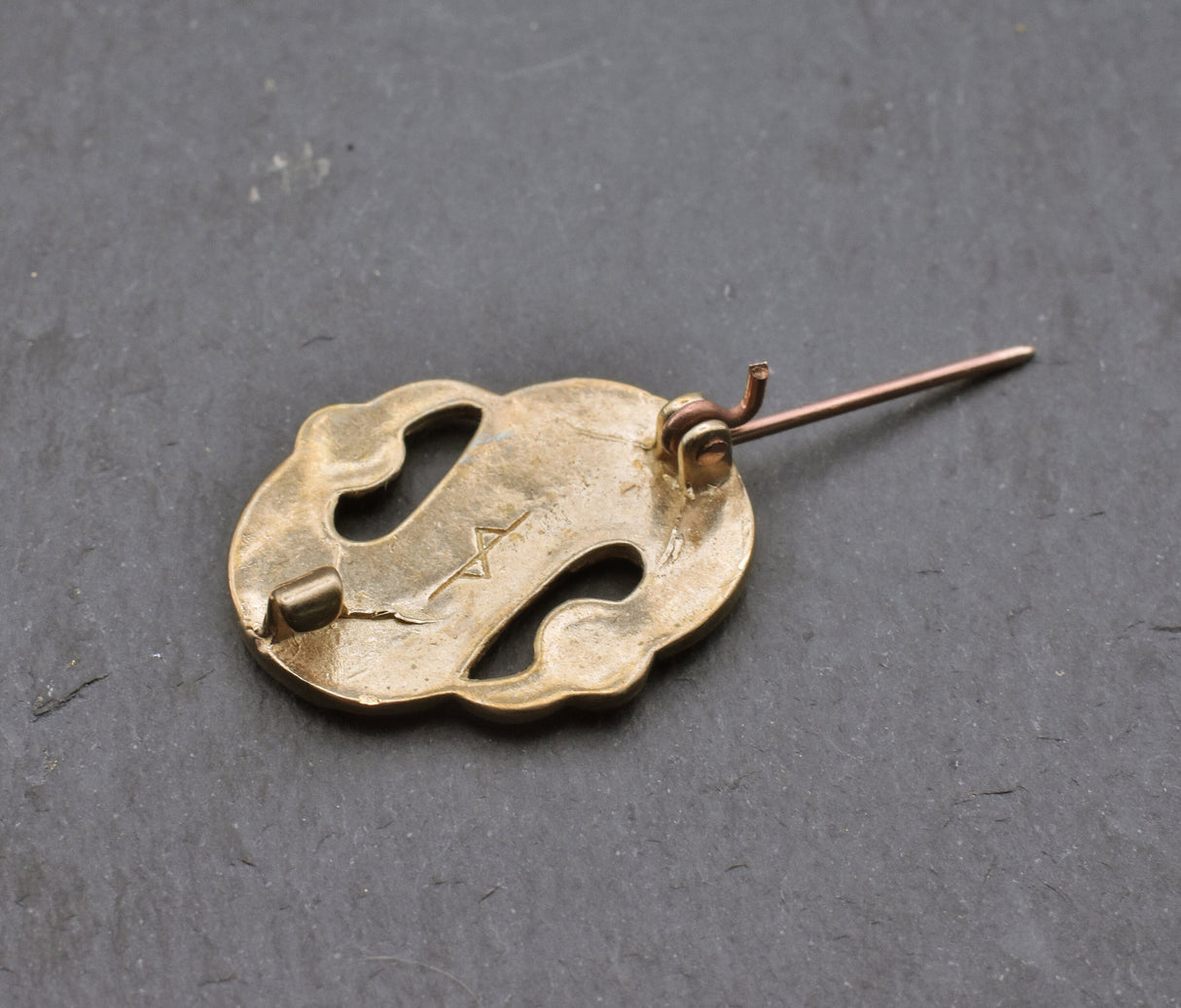 Rückseite mit geöffneter Nadel der Merowinger S-Fibel: Authentische Replik aus dem Gräberfeld Aschheim aus Bronze