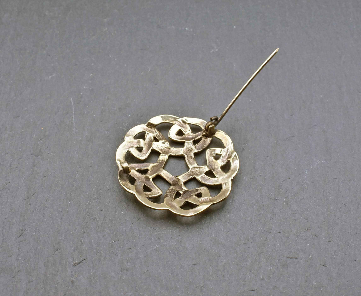 Keltische rundfibel aus bronze mit flechtknoten - brosche