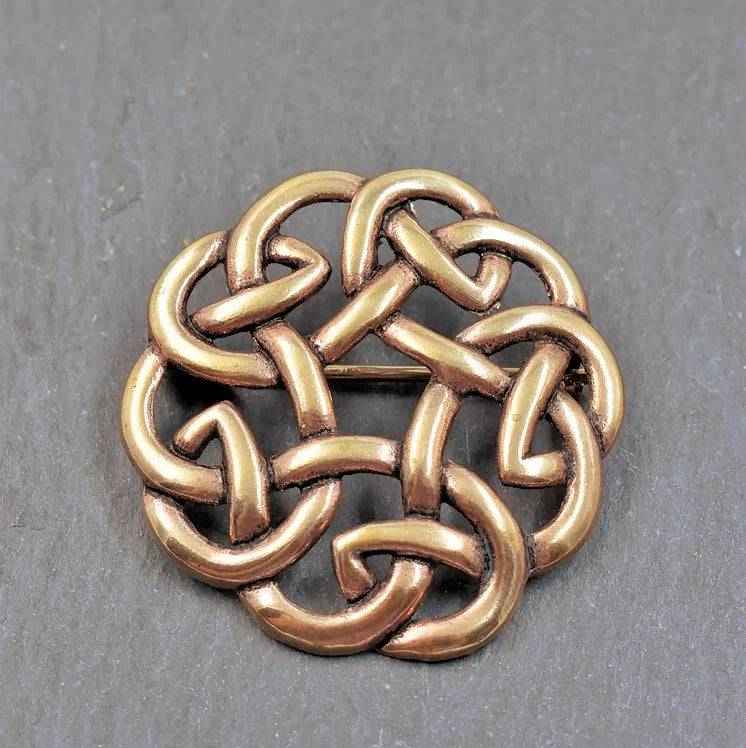 Keltische rundfibel aus bronze mit flechtknoten - brosche
