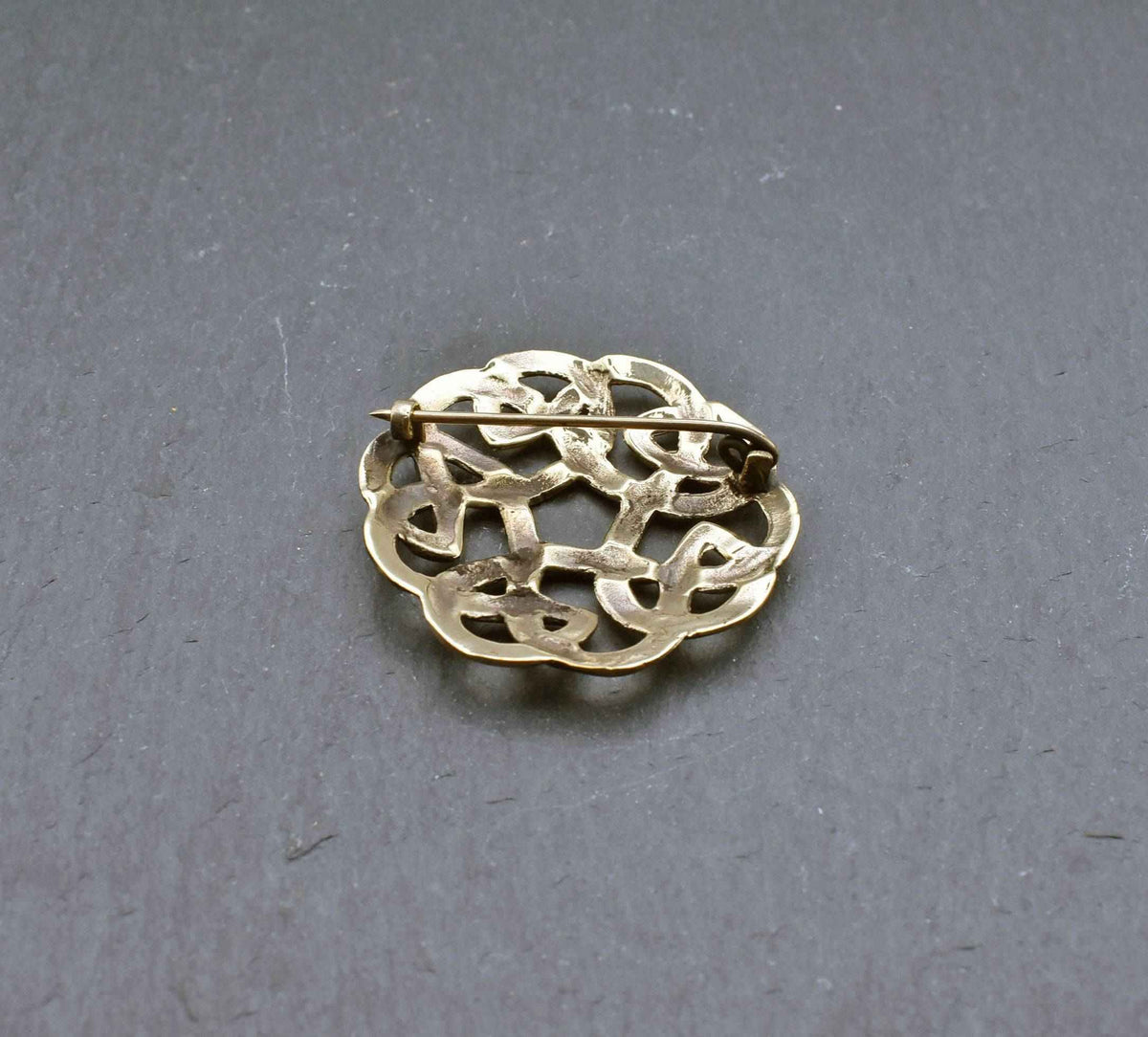 Keltische rundfibel aus bronze mit flechtknoten - brosche