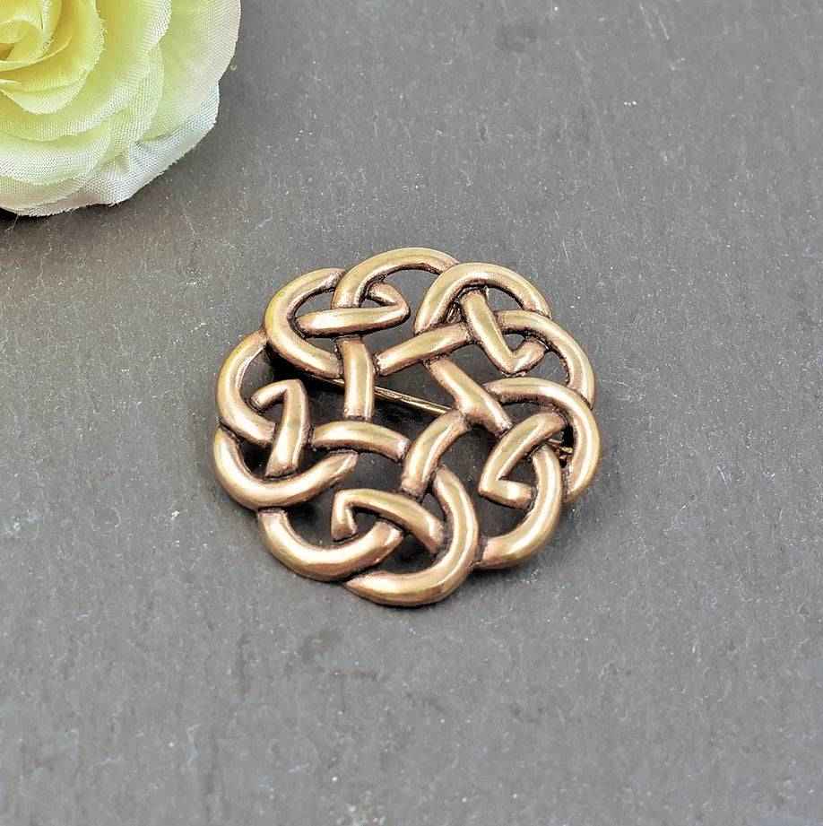 Keltische rundfibel aus bronze mit flechtknoten - brosche
