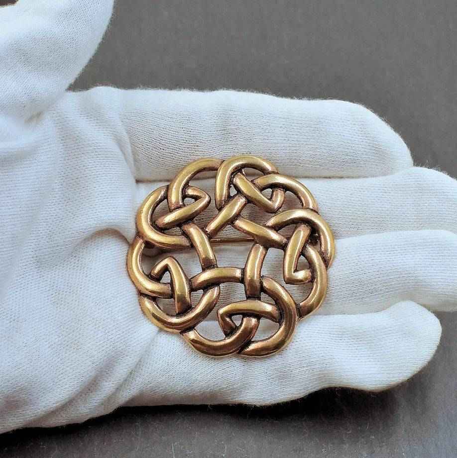 Keltische rundfibel aus bronze mit flechtknoten - brosche