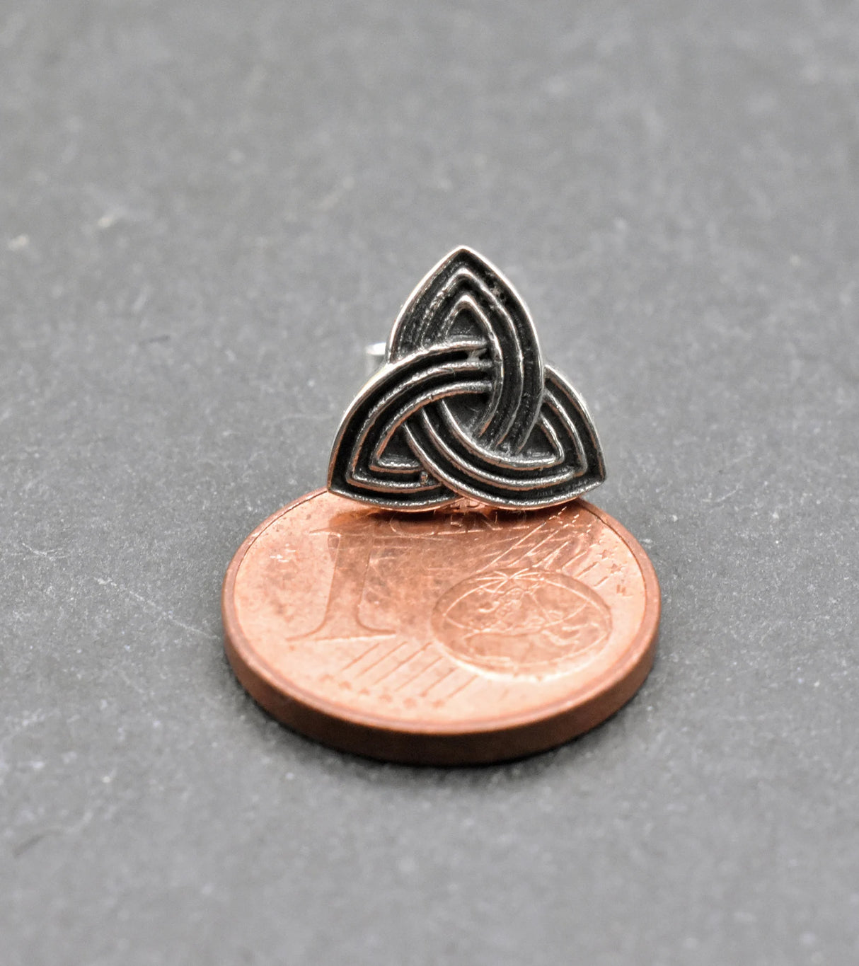 Keltische Ohrstecker Triquetra aus 925er-Silber auf einer 1 Cent Münze