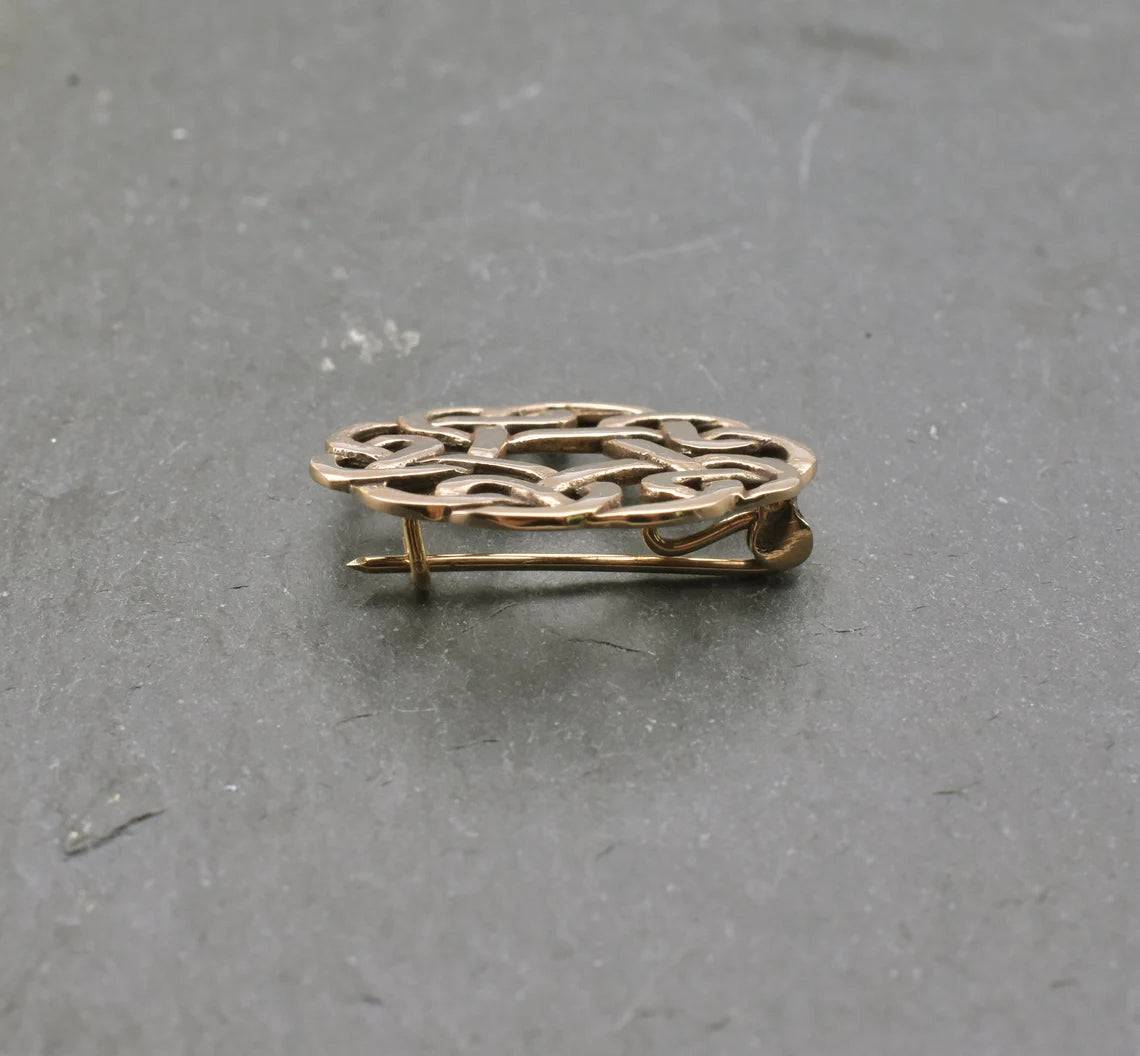 Seitenansicht der Kleine keltische Brosche aus Bronze