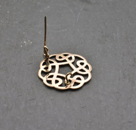Rückseite der Kleine keltische Brosche aus Bronze mit geöffneter Nadel