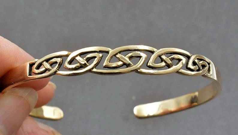 Keltischer Bronzearmreif mit Flechtmuster