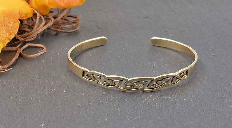 Keltischer Bronzearmreif mit Flechtmuster