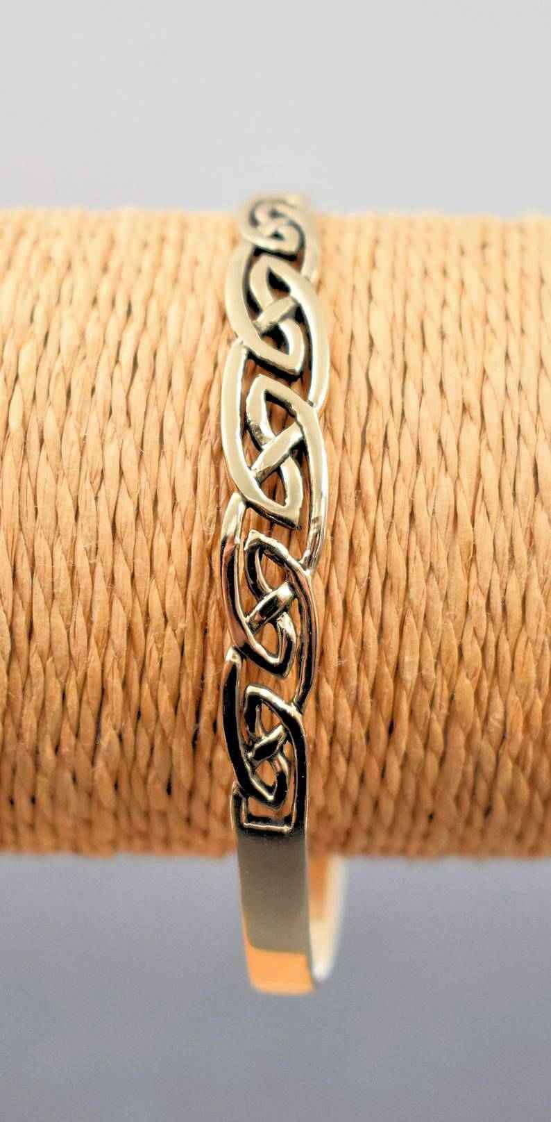 Keltischer Bronzearmreif mit Flechtmuster