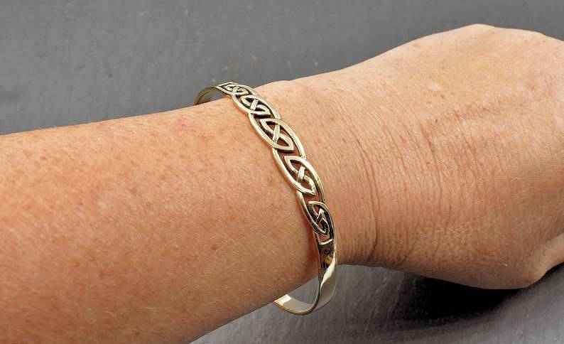 Keltischer Bronzearmreif mit Flechtmuster