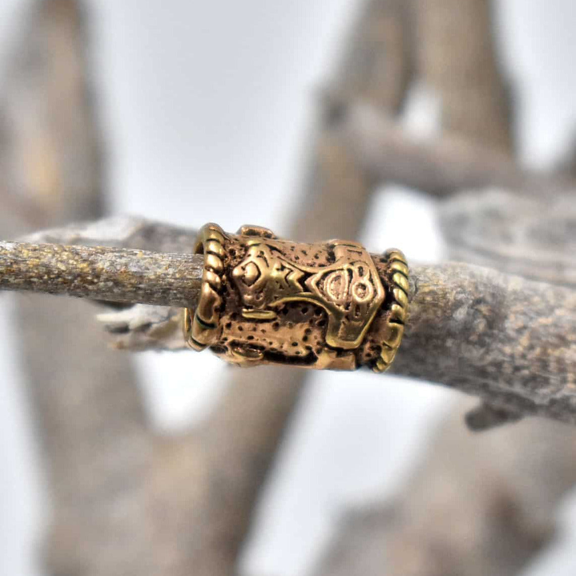 Bartperle mit Thorshammer auf einem Ast