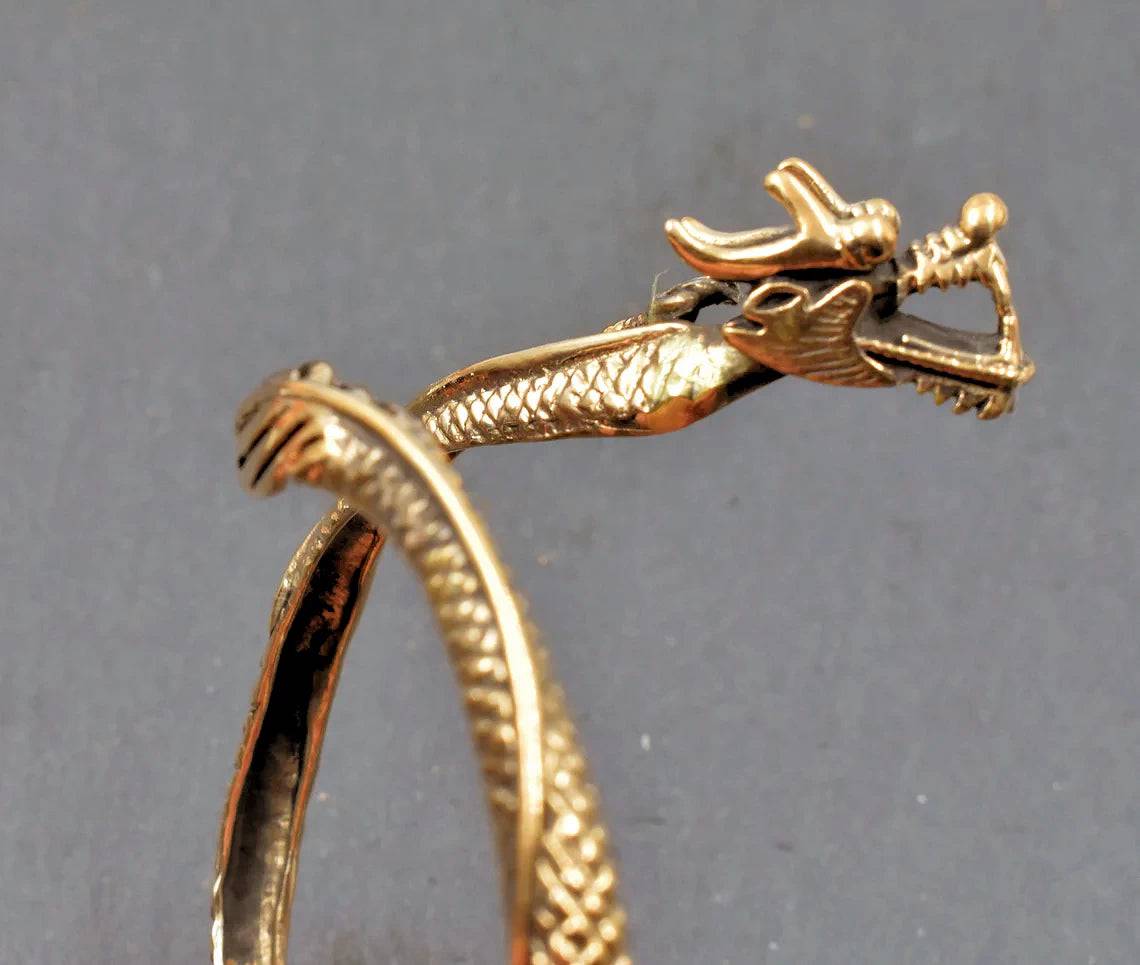 Bronzearmreif mit beweglichem Drachenkopf aus Bronze