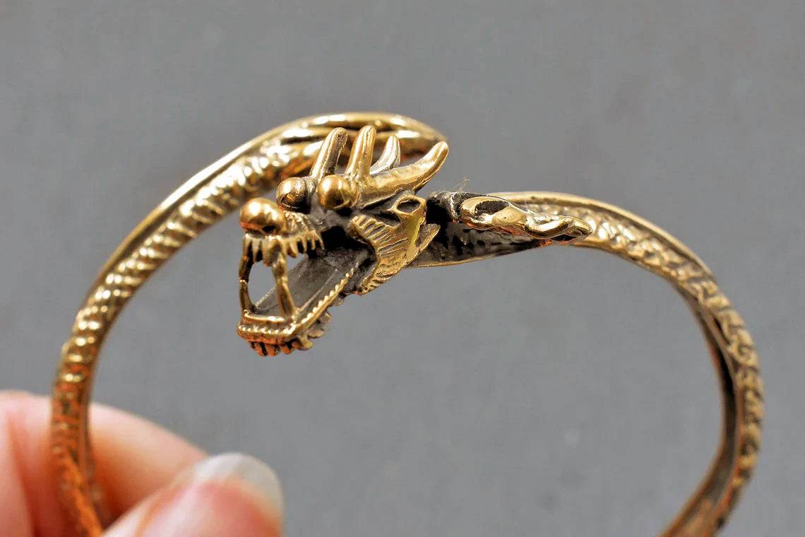 Bronzearmreif mit beweglichem Drachenkopf aus Bronze