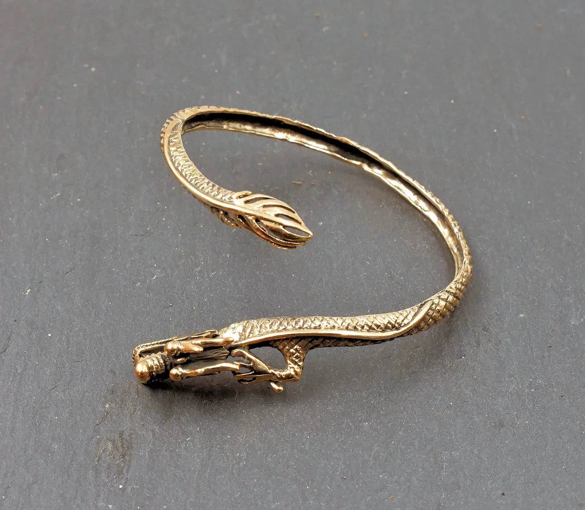 Bronzearmreif mit beweglichem Drachenkopf aus Bronze