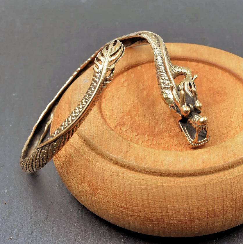 Bronzearmreif mit beweglichem Drachenkopf aus Bronze