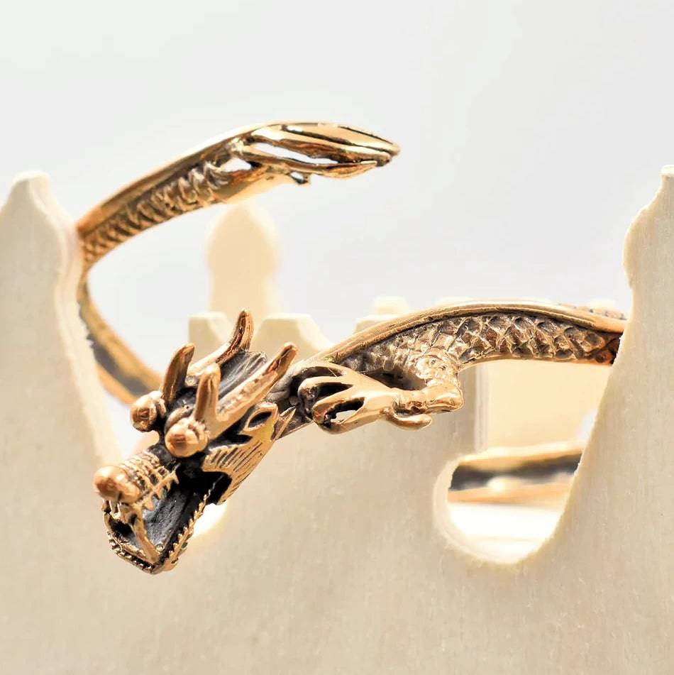 Bronzearmreif mit beweglichem Drachenkopf aus Bronze