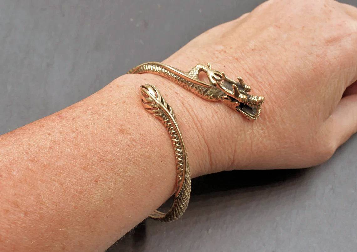 Bronzearmreif mit beweglichem Drachenkopf aus Bronze am Arm