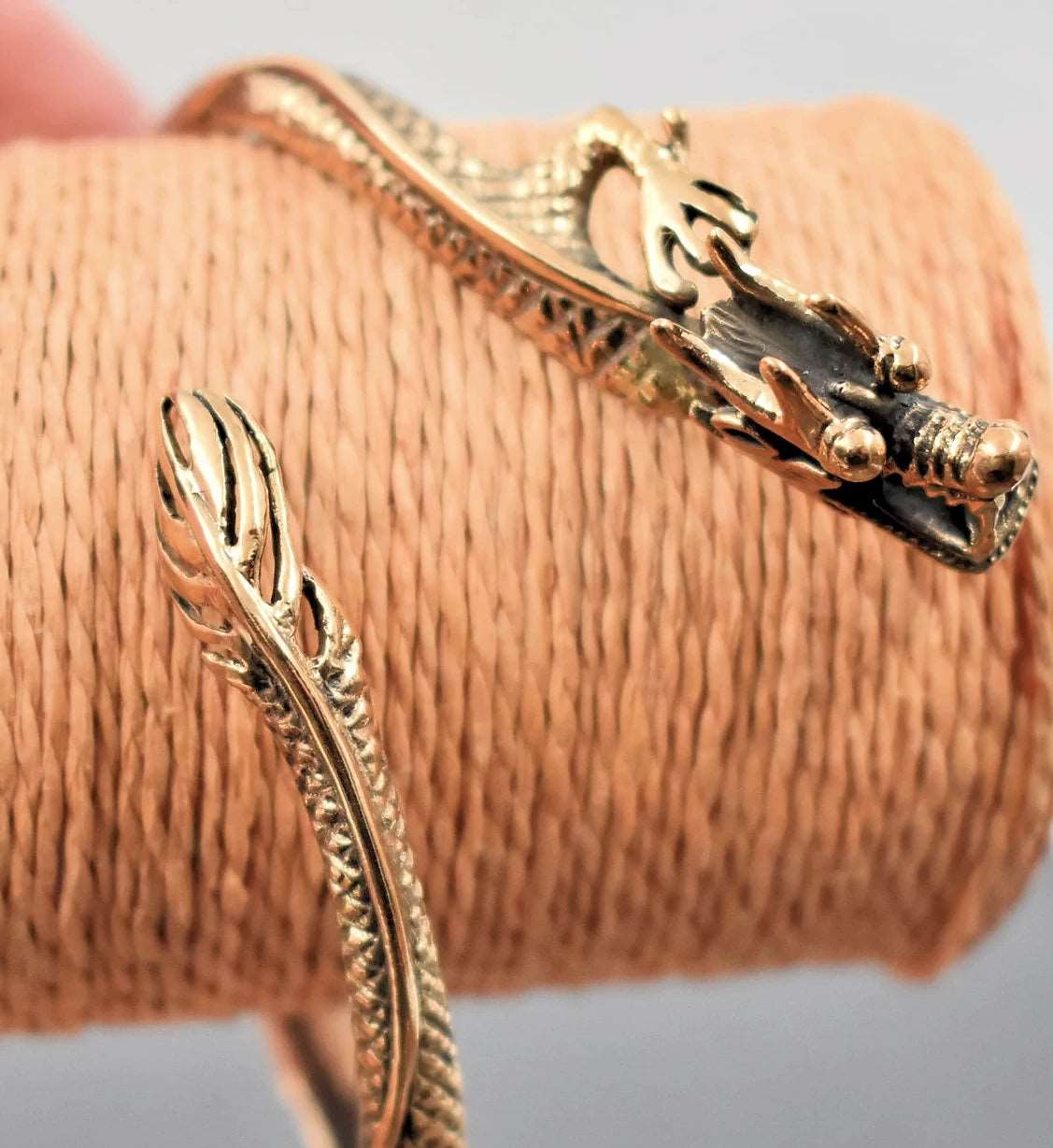 Bronzearmreif mit beweglichem Drachenkopf aus Bronze