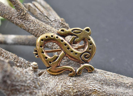 Drachen Fibel im Ringerike Stil aus Bronze auf einem Ast